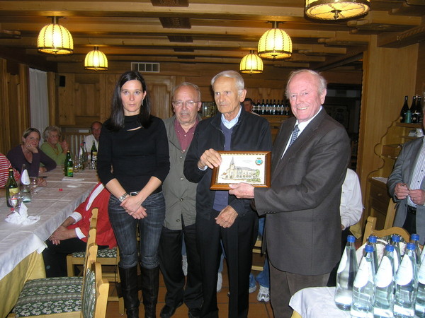Bürgermeister Valentino Frigo (2. von re.) überreicht an Josef Seidl (1. von re.) ein Erinnerungsgeschenk.